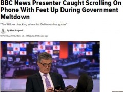 BBC主持人镜头失态：直播连线英国政府辞职潮，却翘脚刷手机
