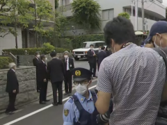 安倍遗体即将抵达东京住宅：宅前人来车往 警察严阵以待