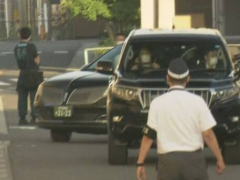 载安倍遗体的灵车已抵达东京住宅