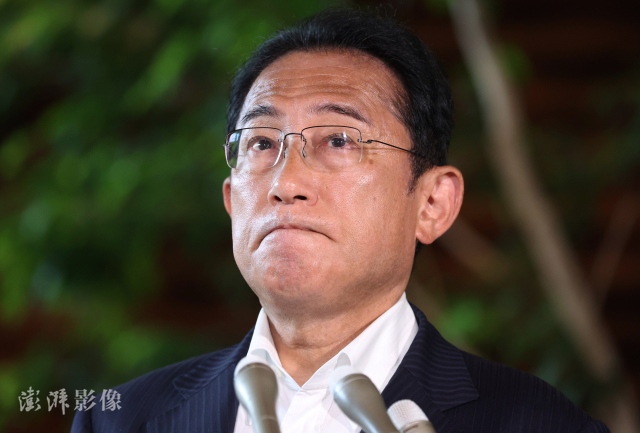 当地时间7月8日,日本首相岸田文雄就安倍晋三遭枪击事件发表讲话。图自澎湃影像