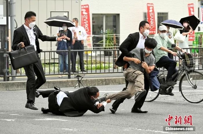 图为警察逮捕枪杀前首相安倍晋三的嫌疑人现场画面。图片来源:视觉中国