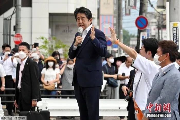 当地时间7月8日,日本前首相安倍在奈良市进行演讲时遭到枪击。图为安倍晋三在遭遇枪击前,正在进行街头演讲。图片来源:视觉中国