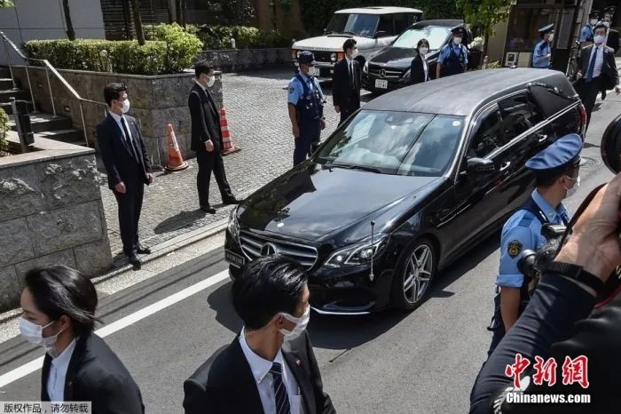 当地时间7月9日下午,载有安倍晋三遗体的灵车抵达其位于东京的住宅。