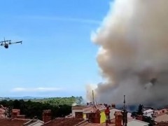 克罗地亚海滨城市普拉发生火灾 导致大规模停电