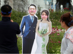 引发侵权争议！尹锡悦支持者所设总统夫妇人形立牌被批是“合成照”