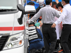 奈良医生透露抢救安倍细节：急救小组达41人 输了2到3人份血液