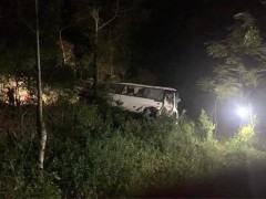 越南富寿省一客车坠崖 致3人死亡10人受伤
