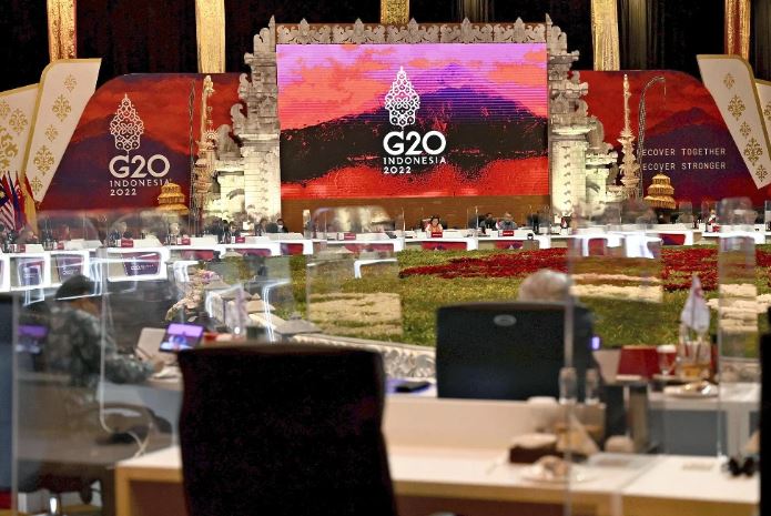 G20财长会会场(上),加拿大财长弗里兰(下右)同荷兰财政大臣卡格会面(社交媒体图)