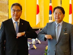 韩国外长4年半来首次访日 与日本外相合影神情严肃
