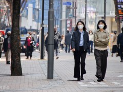 韩国单日确诊激增至7万多例 为83天以来最高