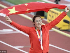 世锦赛女子铁饼决赛，冯彬夺冠后高喊“中国，牛！”